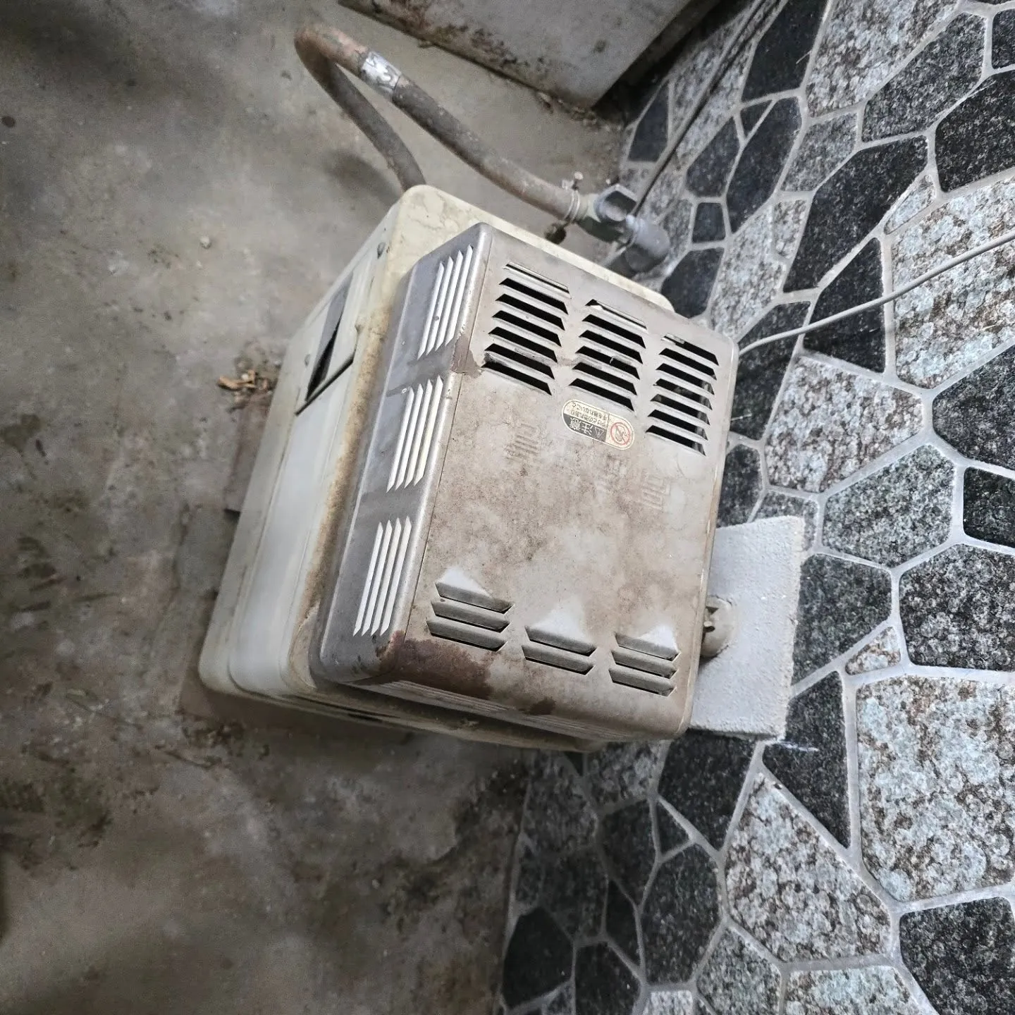 今日は天気が悪かったですが、風呂釜と給湯専用給湯器の交換をし...